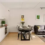 Modern Cosy Center Carl Berner *